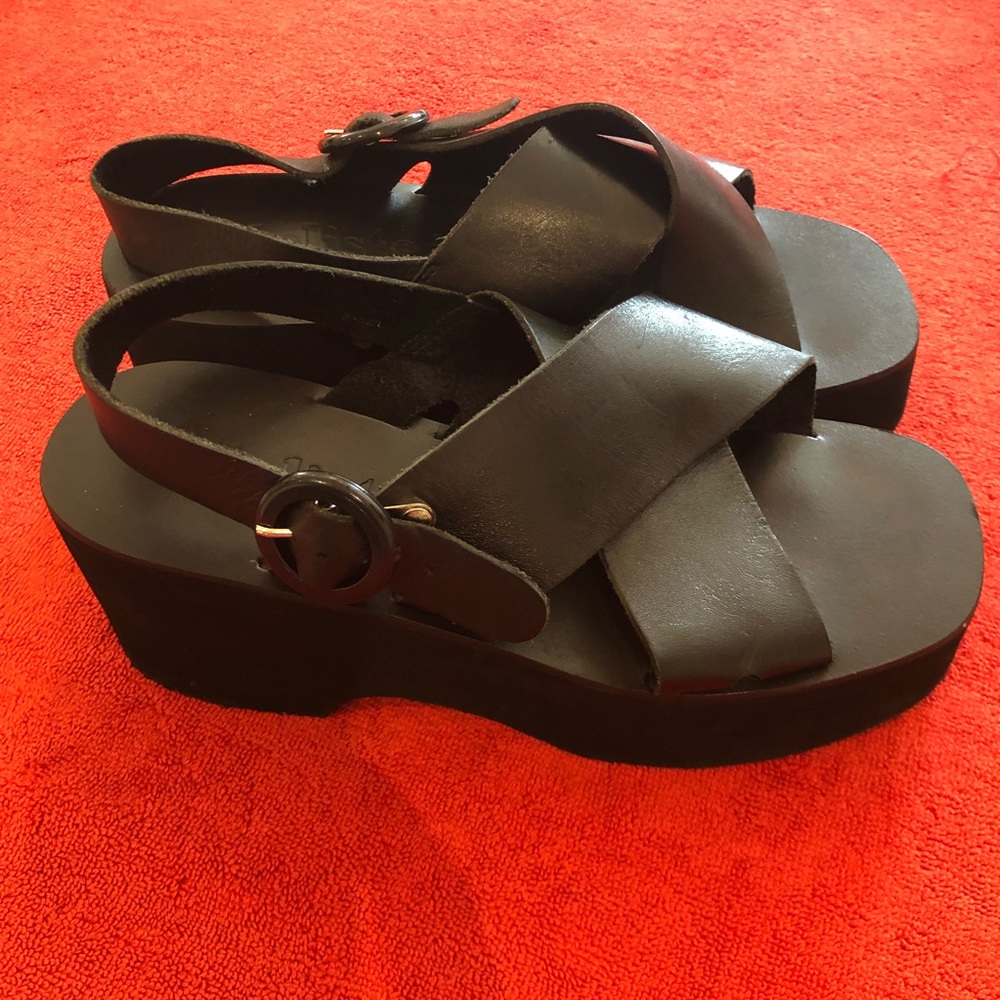 Black unlisted platform sandals with a side closure cris cross leather sz 6m